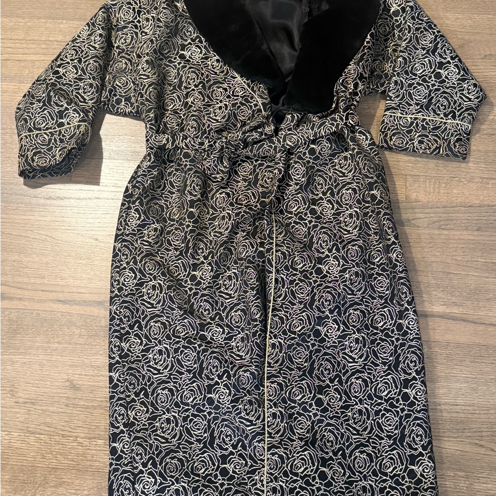 Vintage Victoria Secret Collection RARE Gold and Black Roses Robe: Size Small - Picture 2 of 12